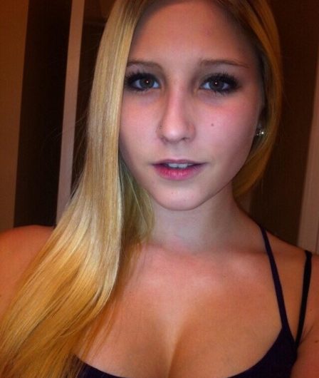 Bimbo, jeune femme fatale mariée à monsieur riche et soumis
