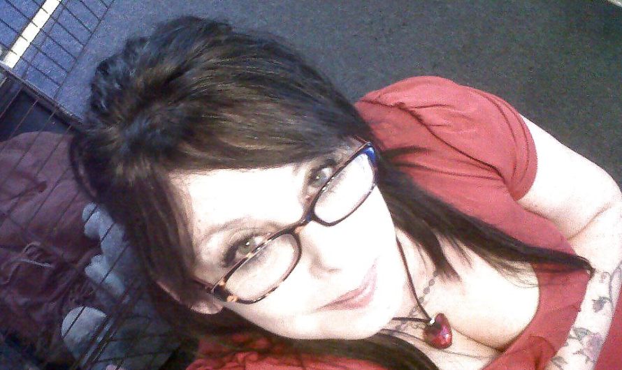 Femme à lunettes veut tromper son mec