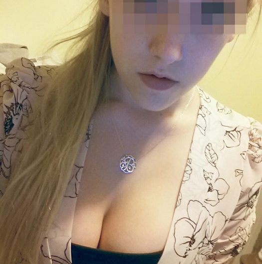 Petite bombe blonde étudiante ch son sexfriend discret